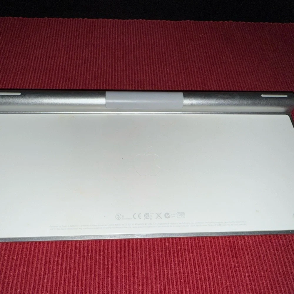 Slim Apple Wireless Keyboard in White and Silver
